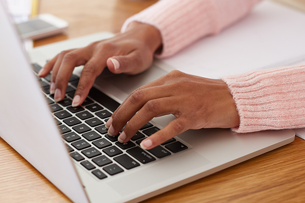 woman_hands_laptop_keyboard_600x400_PNG.png